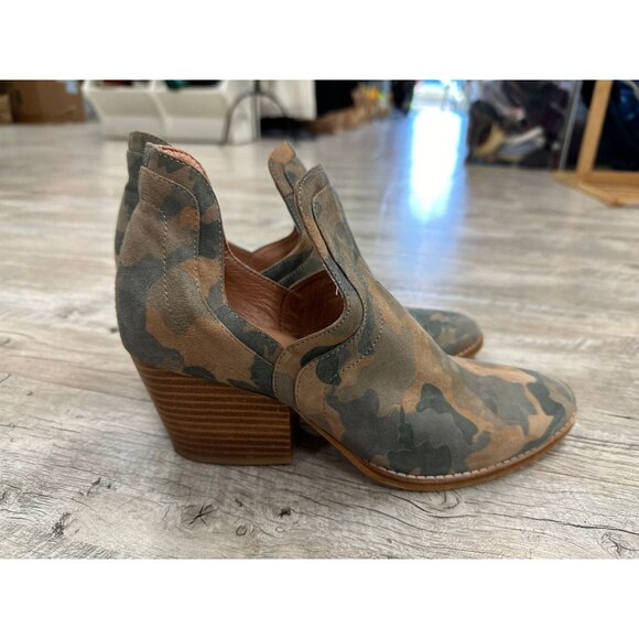 Silent D Winfred Camo Booties in 7 - Picture 1 of 3